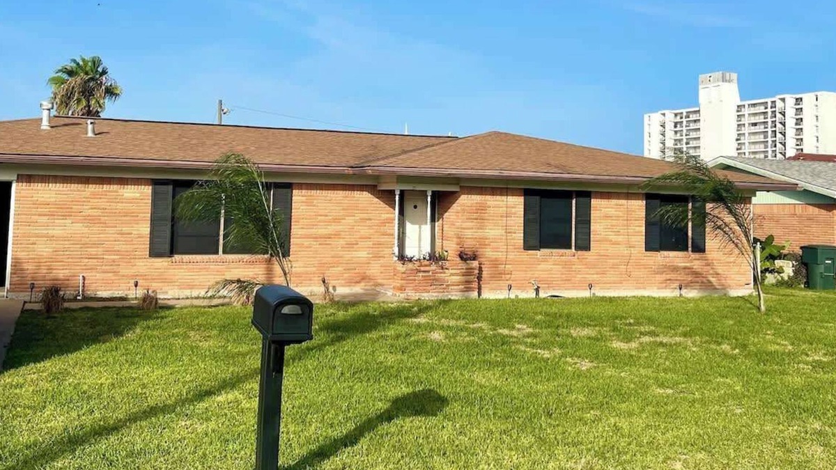 Galveston House | 3 bedroom walk to the beach!
