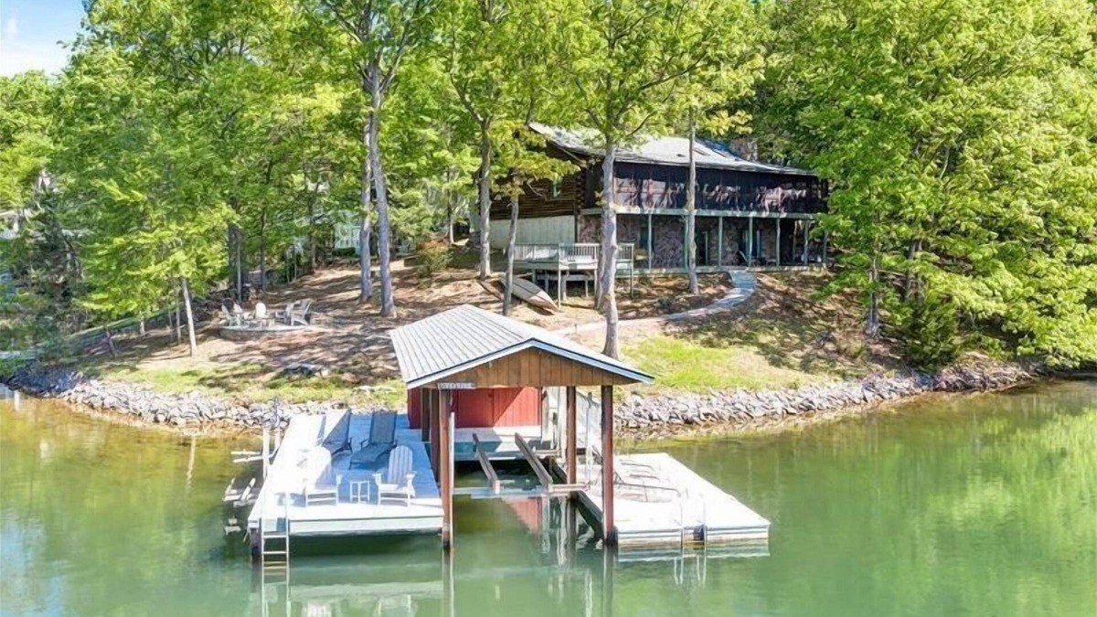 Huddleston House | 3 Bedrooms, 1 Flex Room, 3 Bathrooms! Hot Tub *NEW 2025*, Wifi & Pet Friendly! Great Getaway For A