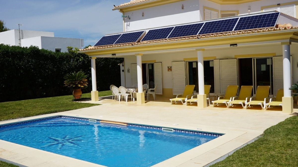 Branqueira Villa | 3 Bedrooms, 3 en-suite Bathrooms, Very Popular, Very Spacious, Air Conditioning Villa - 6-8 Persons