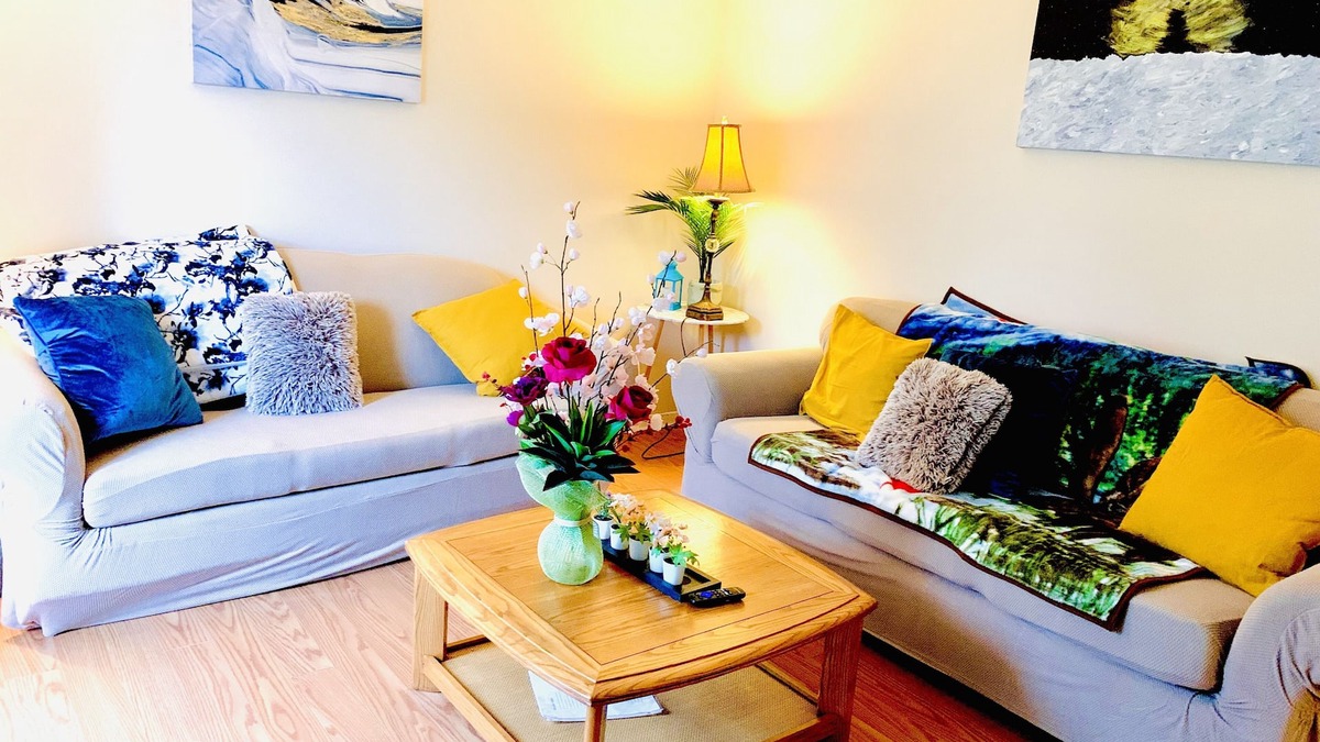 Kentville House | 3 bedrooms 5 bed’s upper unit of duplex home