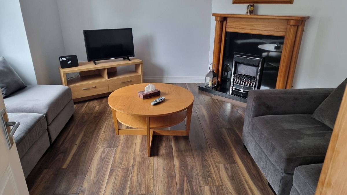 Cortober House | 3 Bedrooms - Sleep 7 - Garden - Private Parking