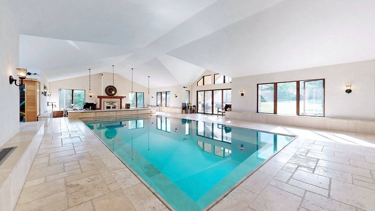 Halton Regional Municipality Villa | 3 Bedrooms in Villa with indoor swimming pool