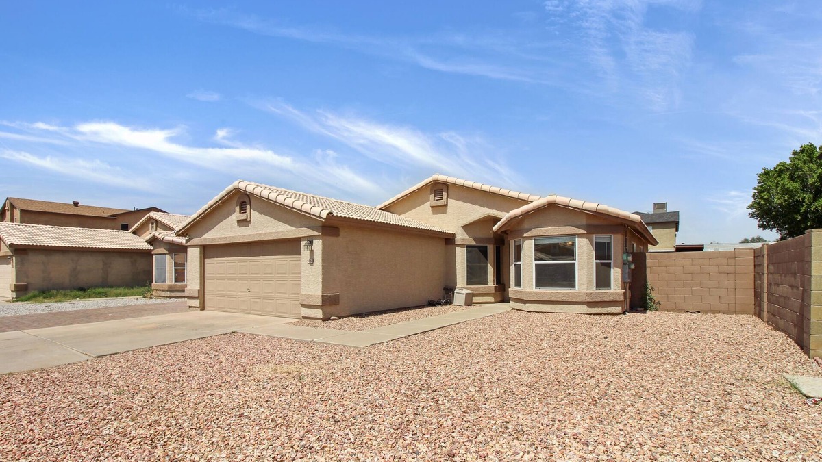 Maryvale House | 3 Bedrooms | Near State Farm Stadium | Pets