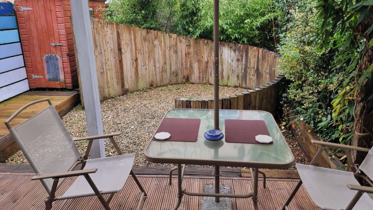 Cortober House | 3 Bedrooms - Sleep 7 - Garden - Private Parking