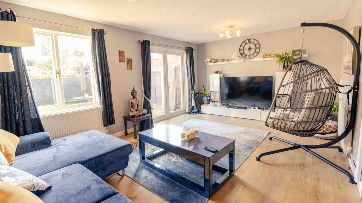 Andover House | 3 Bedrooms - Sleeps 8 - Wifi - 3 Car Parking