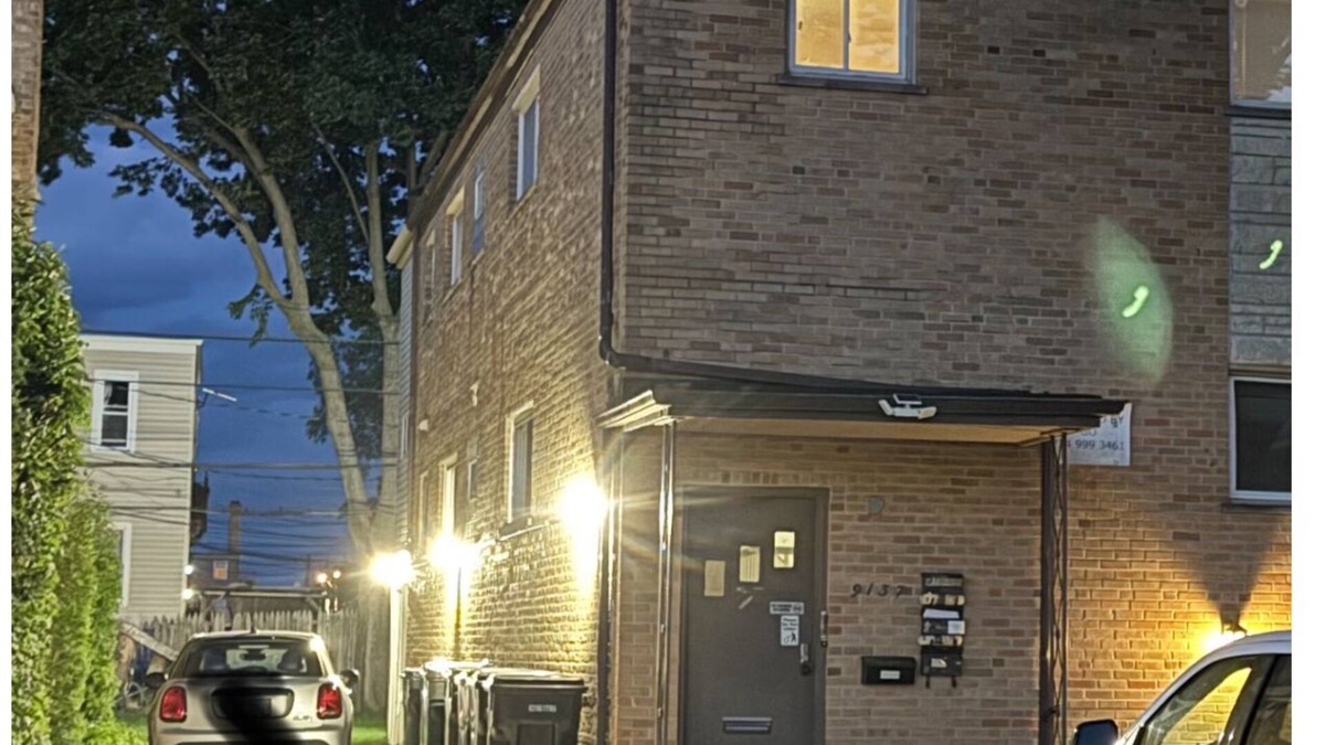 Skokie Apartment | 3-BR/1.5 BATH 1st Flr Skokie Apt 2-Car driveway Parking Near Evanston/Chicago