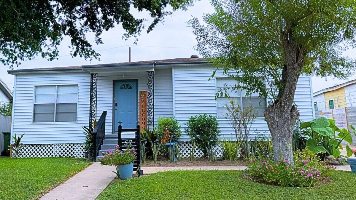 Mitte Cultural District Cottage | 3 BR 2 BA 4 bed Charming Home in Downtown Brownsville, near Zoo