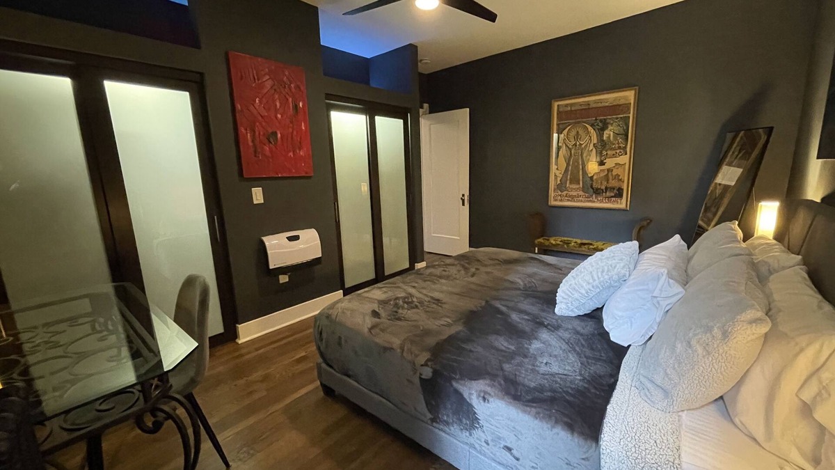 Rogers Park Apartment | 3 BR/2 BTH unit steps to the beach and close to Loyola