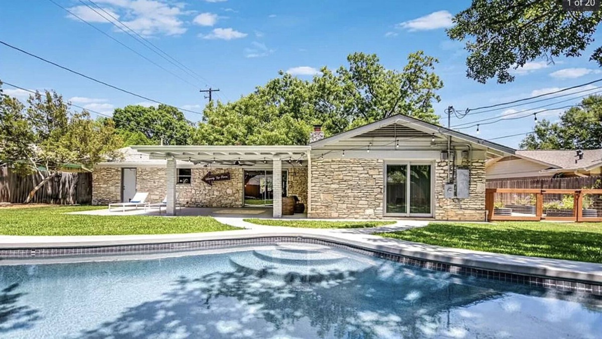 Allandale House | 3 BR / 2BA w/ POOL - centrally located.