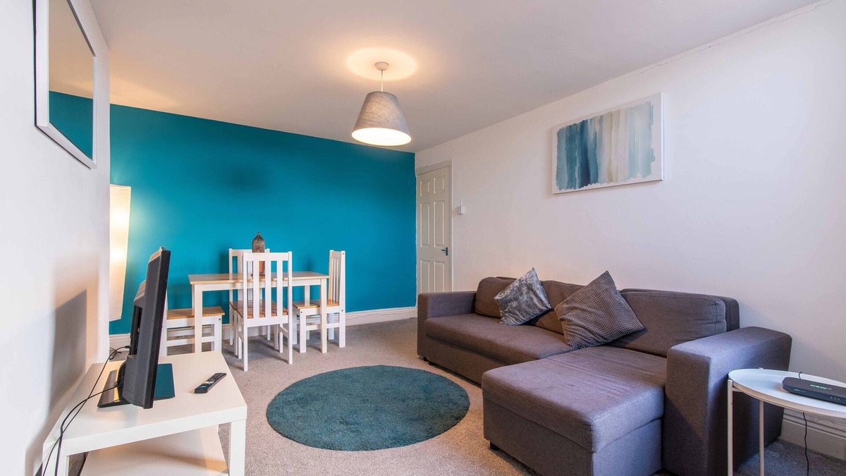 South Shields Apartment | 3-BR Apartment | Metro Station & Beach Close By