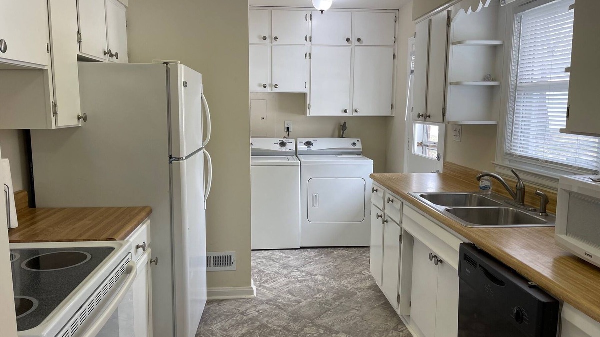 Woodland Hills House | 3 BR, close to fun, entertainment, shops, xway and your own rooms!