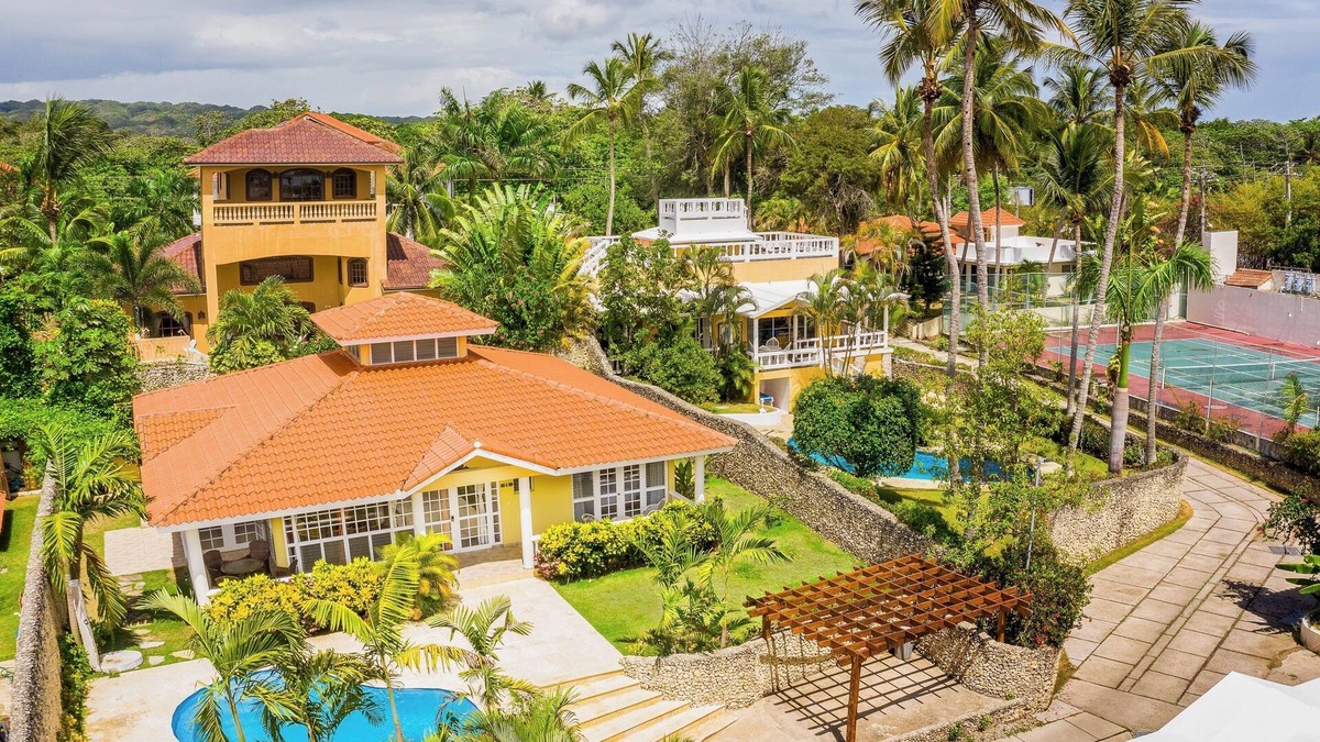Cabarete House | 3 BR family villa w/private pool in heart of Cabarete bay. A kiteboarder dream!