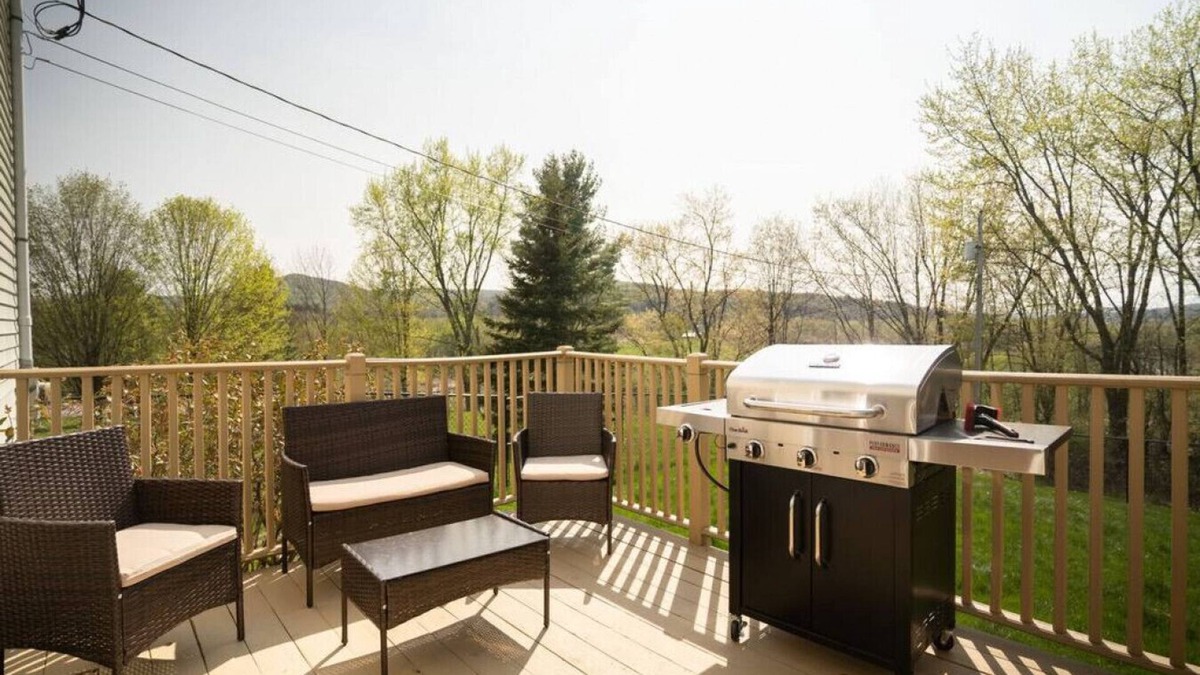 Jeffersonville House | 3 BR House: 10 min to Smugglers' Notch w/Private Hot Tub