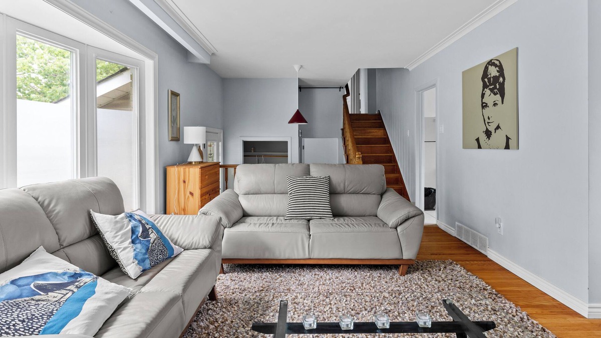 Clarkson-Lorne Park House | 3 BR House in Picturesque Neighbourhood