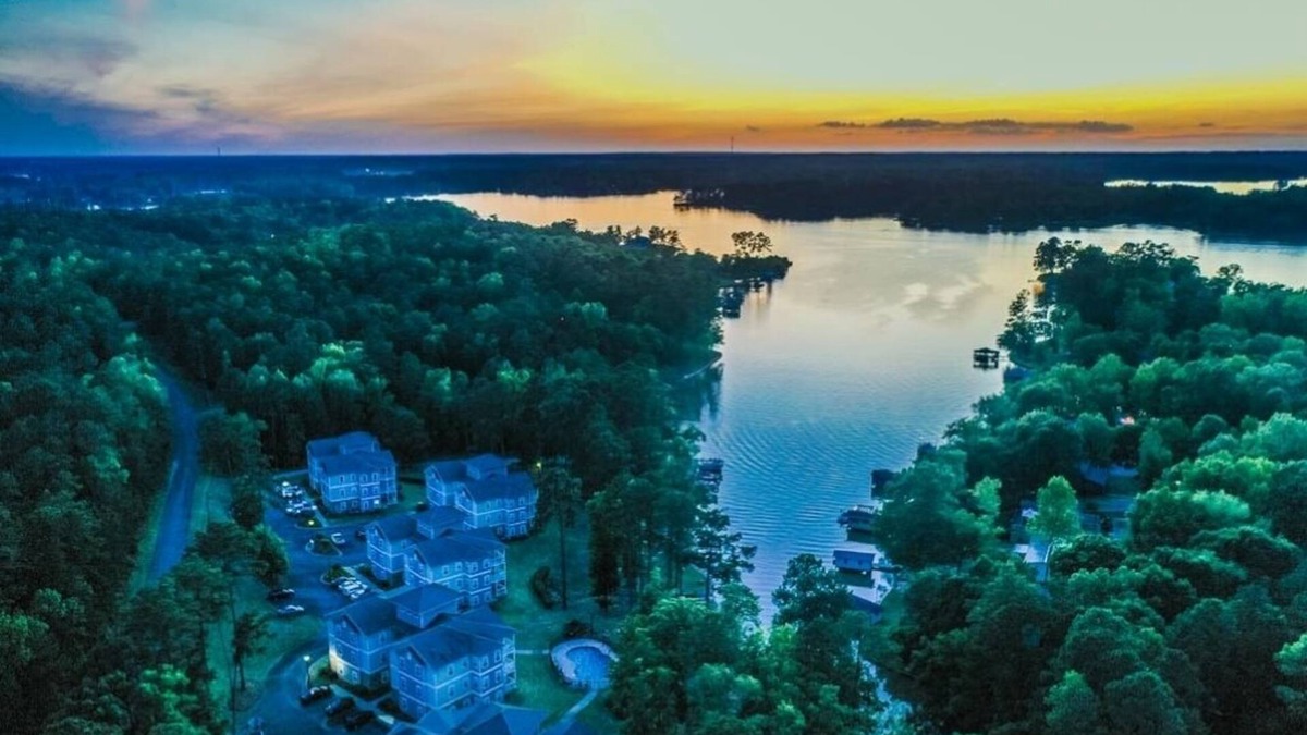 Milledgeville Condo | 3 BR Lake Retreat King Bed, Deep Water Docks, & High Speed Wi-Fi