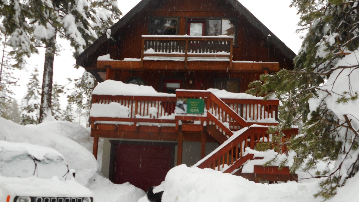 Kingvale Cabin | 3 BR+loft, fam. rm., 2 bth, lg deck, close to major ski areas, trails, history.