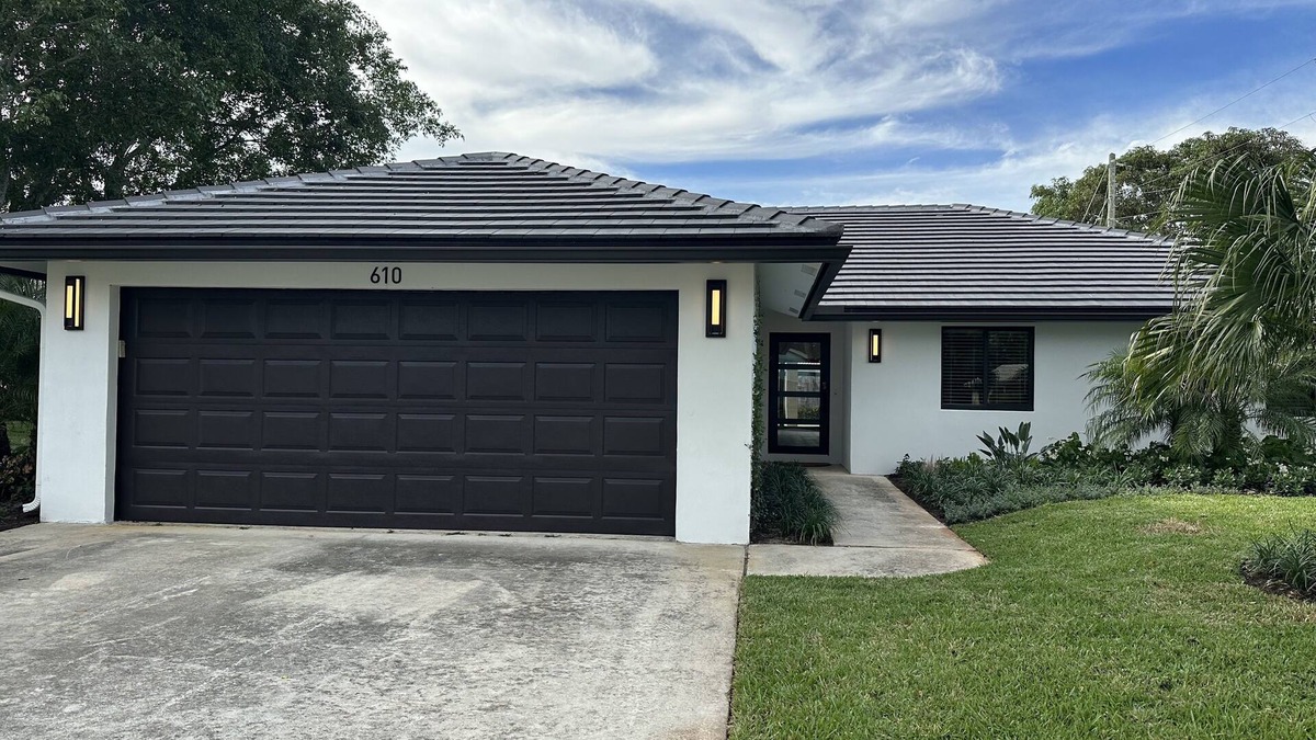 Delray Beach House | 3 BR Pet-friendly House with Pool near Golf Course, downtown & beaches.