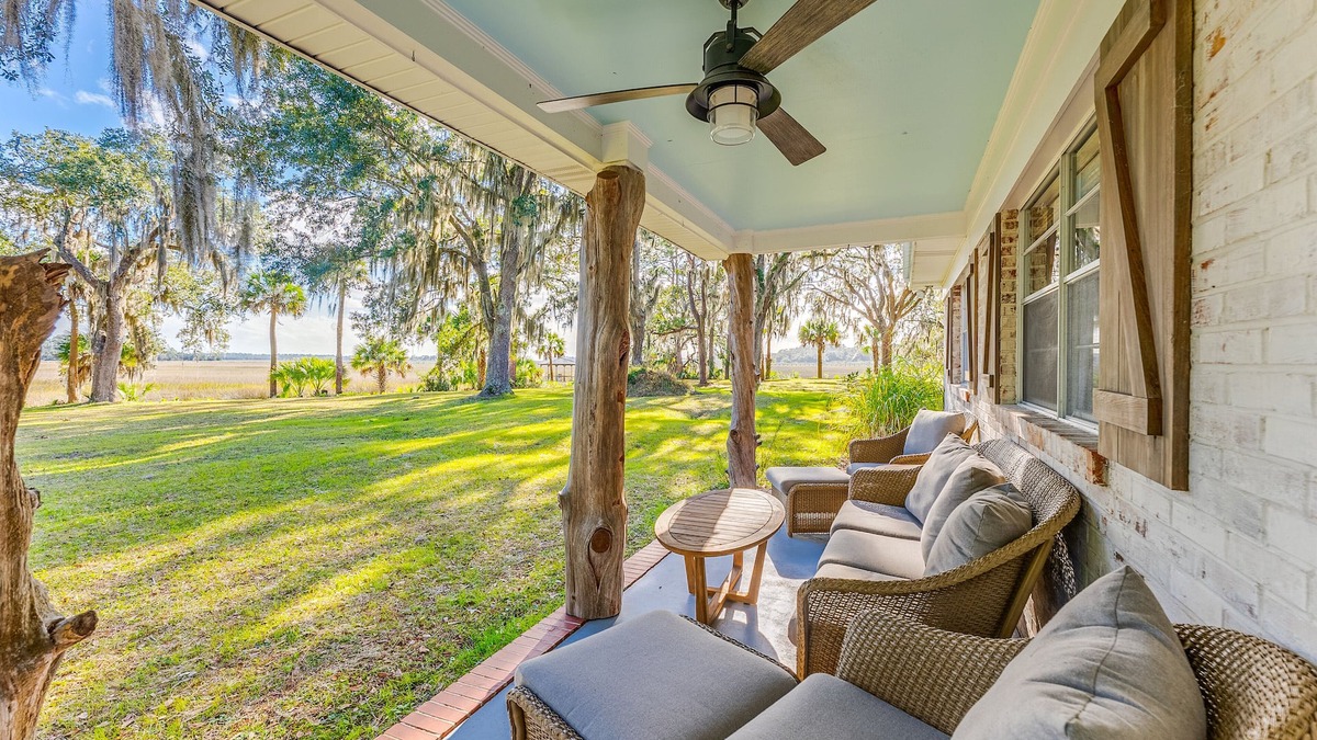 Darien House | 3-BR Ranch House w/docks, pool, and private firepit on Emma's Driftwood Farm