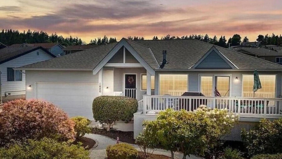 Camano Island House | 3 BR Retreat Home~ Hot tub~Country Club and Private Beach Access