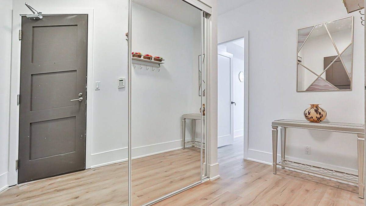 Wellington Place Apartment | 3 BR w/parking Downtown Toronto beside CN Tower, Rogers Centre and MTCC