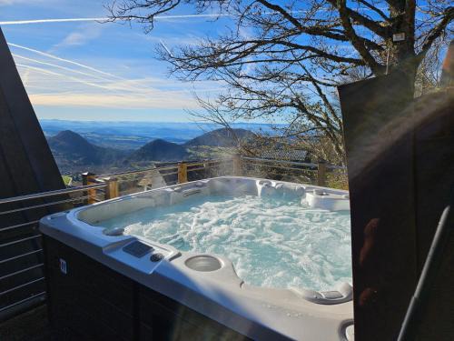 Queyrieres Ski Chalet | 3 Chalets avec vue imprenable et SPA