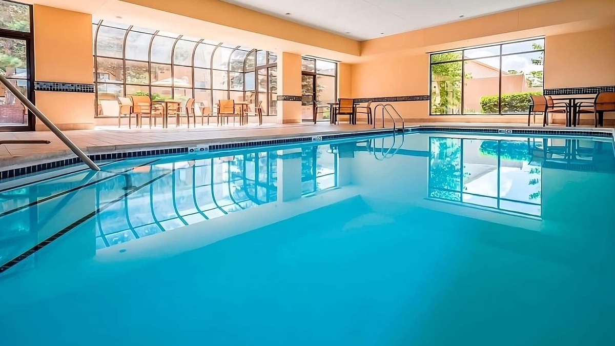 South Kansas City Hotel | 3 Comfortable Units With Swimming Pool and Free Parking, Bring Your Pets!