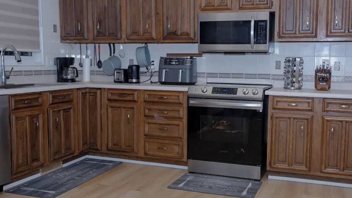 Winnipeg House | 3 cozy bedrooms- 2 bathrooms (main floor)nn