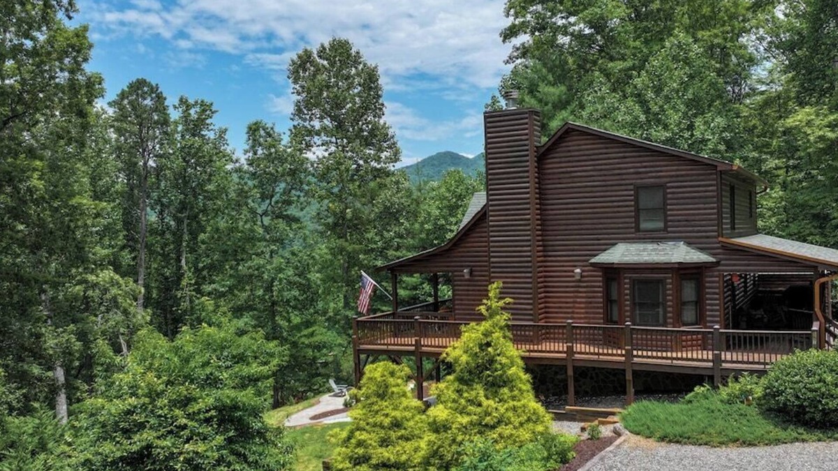 Hiawassee Cabin | 3-Deer Cabin with Hot Tub and Fire Pit