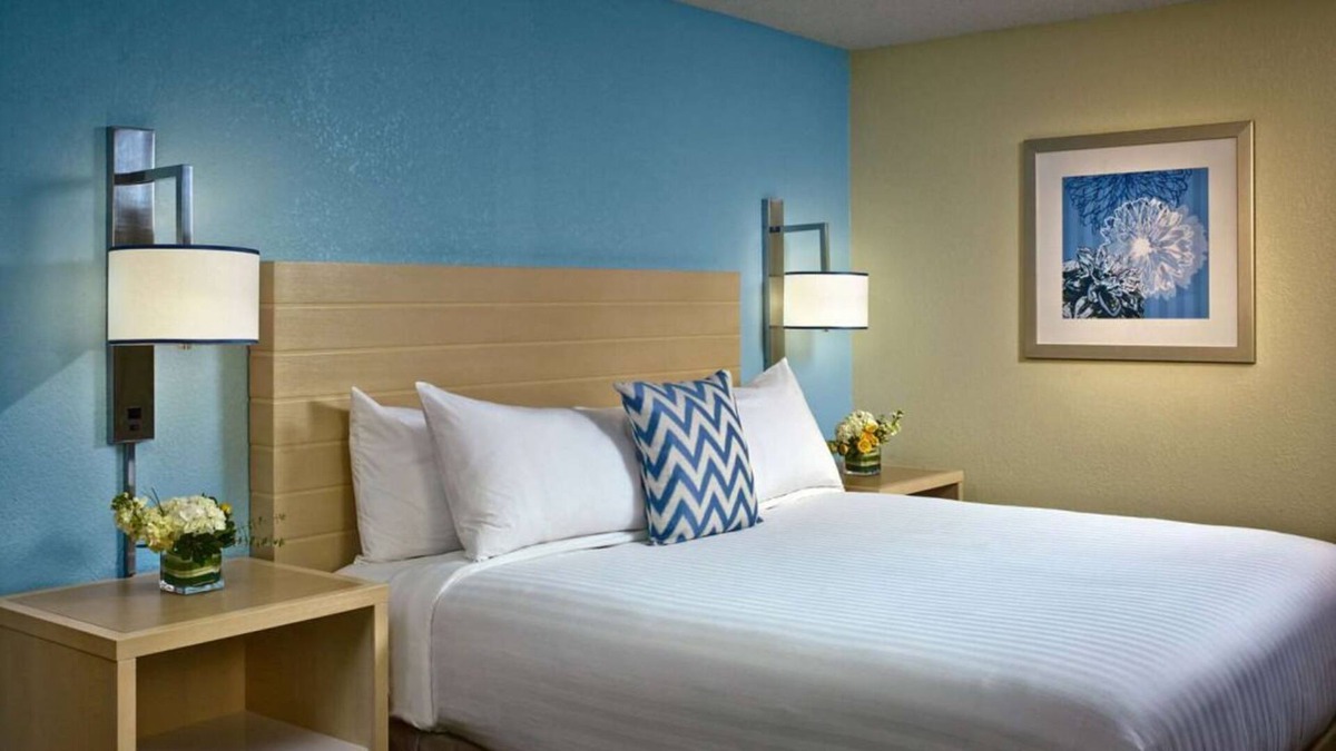 Houston House | 3 Family-Friendly Suites Near Rocket Park, Fully-Equipped Kitchen, Pool!