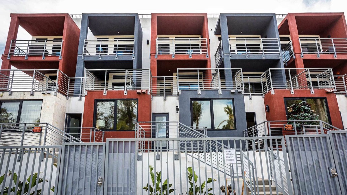 Bankers Hill Condo | 3 Floor TownHouse Next to Downtown Max 12 sleepers