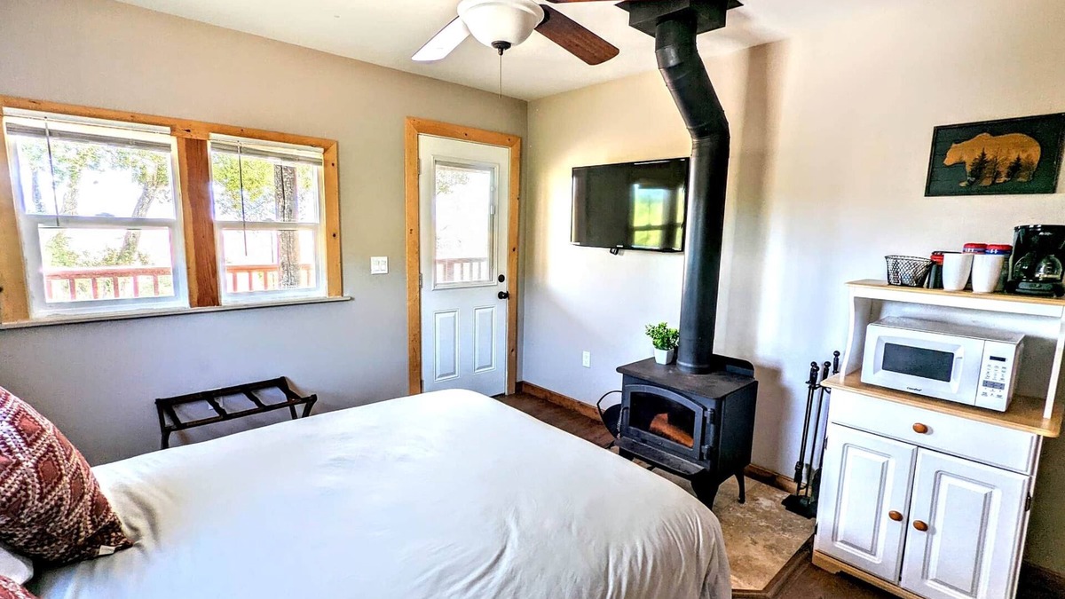 Pauma Valley Cabin | # 3. Howling Wolf's Lair - Studio W/Fireplace (Pet Free)
