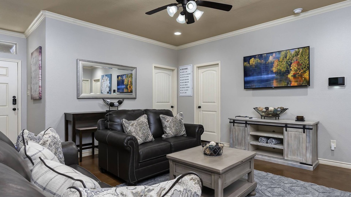 Wellborn House | 3 King Beds / 3 Full Baths / 5 min to Kyle Field