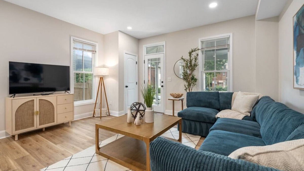 Victorian Village Apartment | 3 King Beds | Free Parking | Fenced Yard | OSU