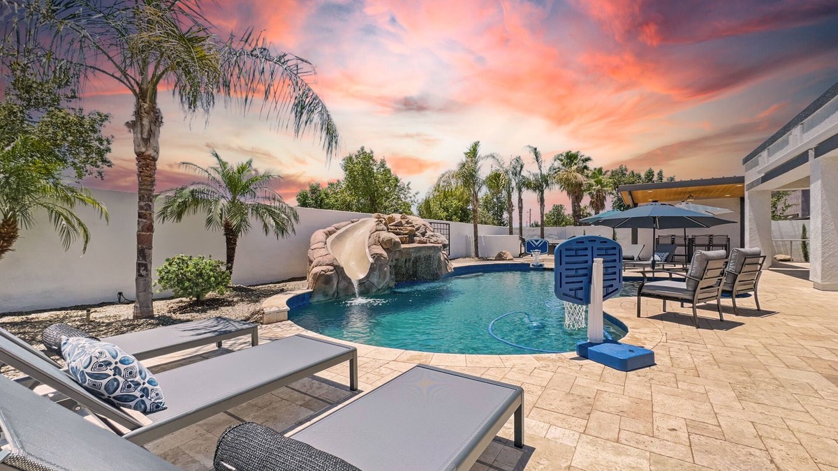 Queenland Manor House | 3 King Rooms, Sleeps 12 Heated Pool, Waterslide Paradise! Disc. Avail.