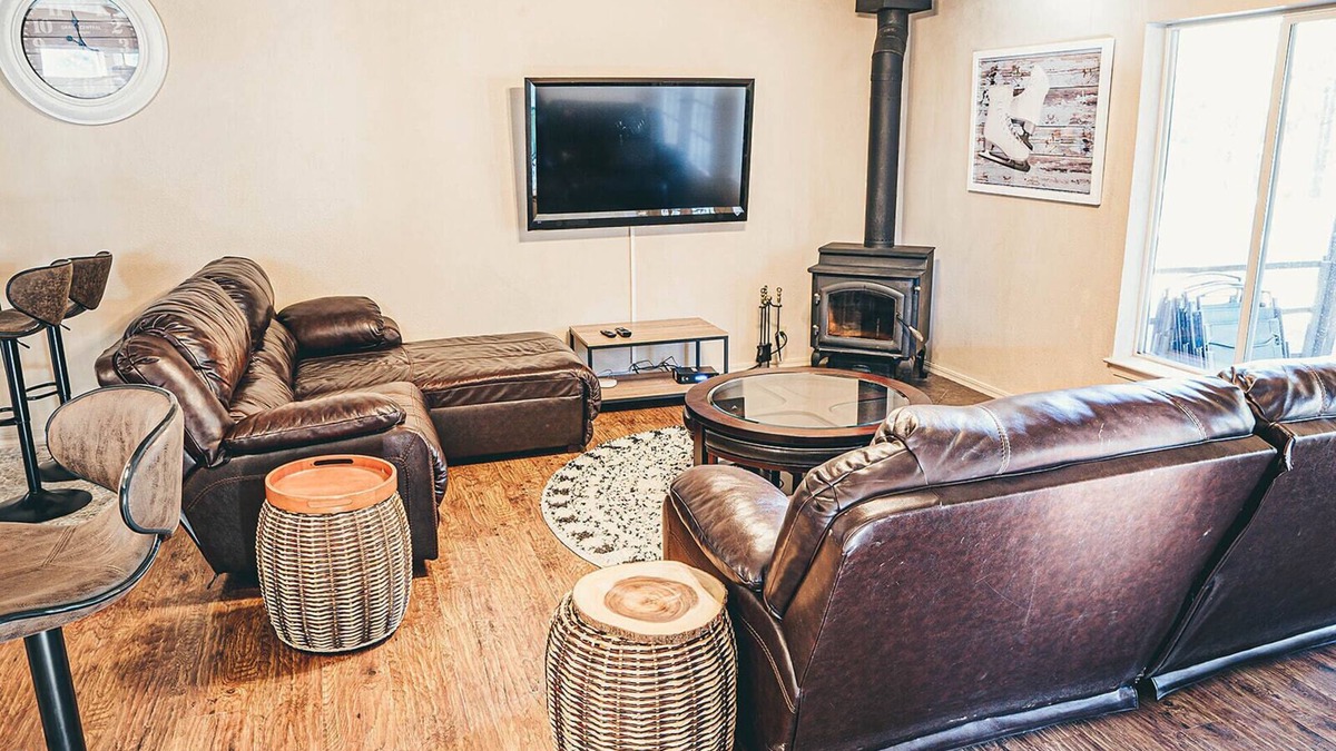 Flagstaff Cabin | 3 Kings + Bunkroom, Karaoke, Wood Stove on fenced 2.5 acre pine tree filled lot