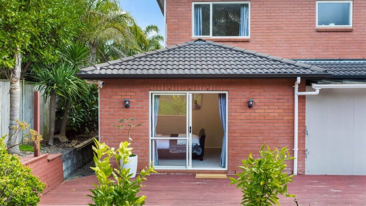 Fairview Heights Apartment | 3 Lambir Place, Fairview Heights, Auckland 0632
