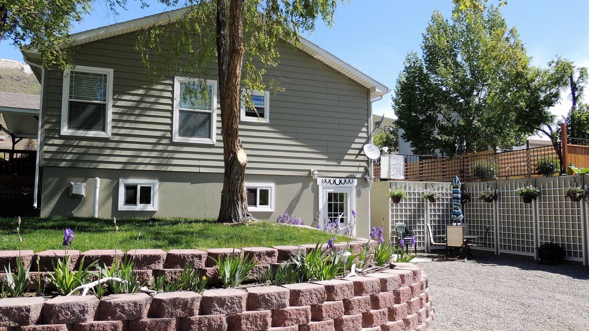 Gardiner House | 3 Lazy H Yellowstone Lodging - Just Blocks from Yellowstones North Entrance