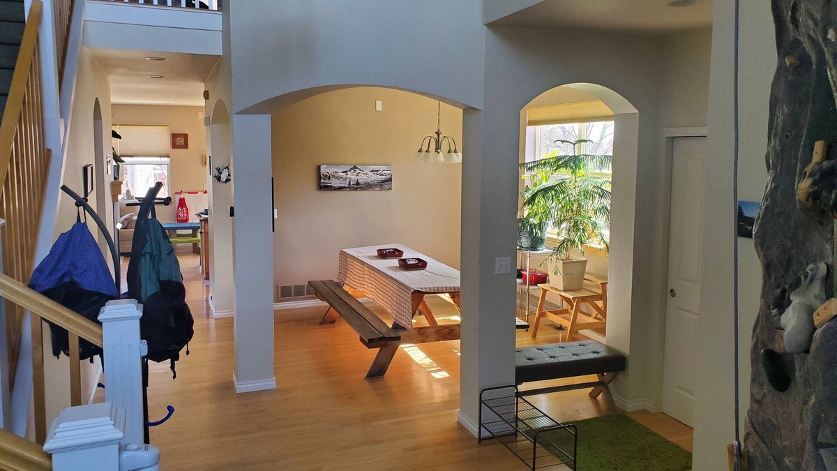 Lyons House | 3 Level House: 4 Bdrm/3.5 bath: Sleeps 8 n+2-4 possiblen-180 day minimum