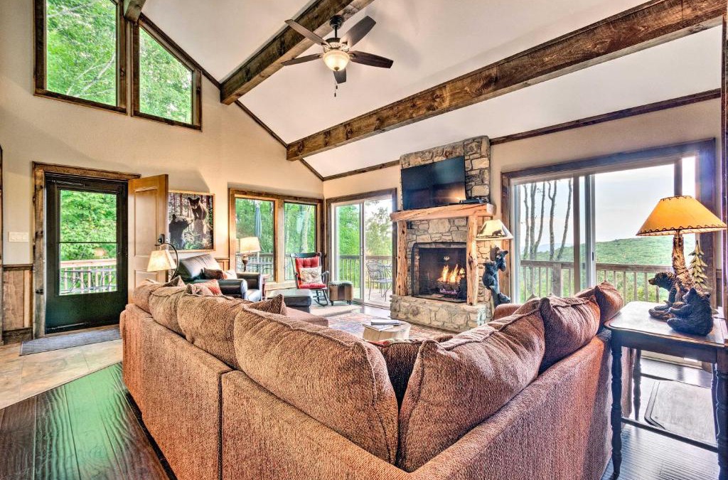 Beech Mountain House | 3 Mi to Beech Mtn Treetop Cabin with Deck and Views