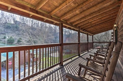Sevierville House | 3 Mi to Dollywood Hot Tub Hideaway in Smoky Mtns