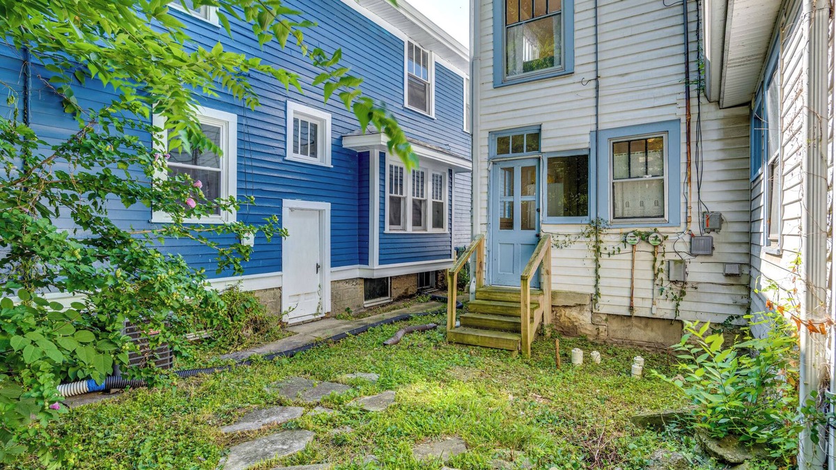 Windsor Park Apartment | 3 Mi to Dtwn Indy: 20th-century Apt w/Fenced Yard