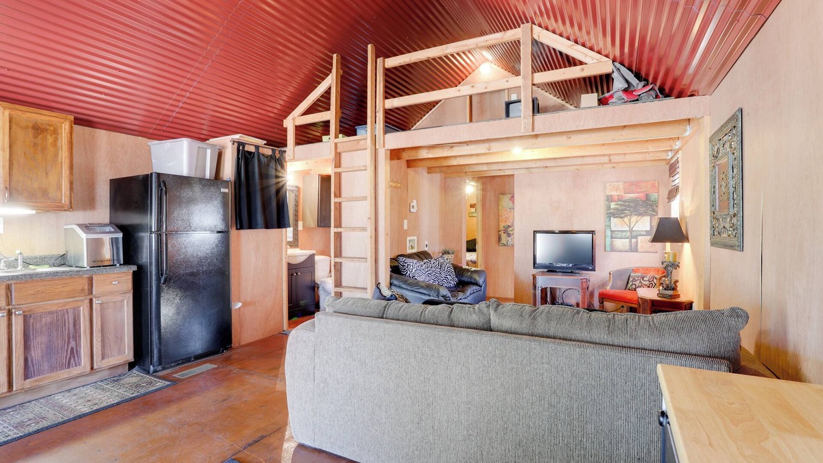 Clinton Cabin | 3 Mi to Greers Ferry Lake: Peaceful Cabin w/Deck!