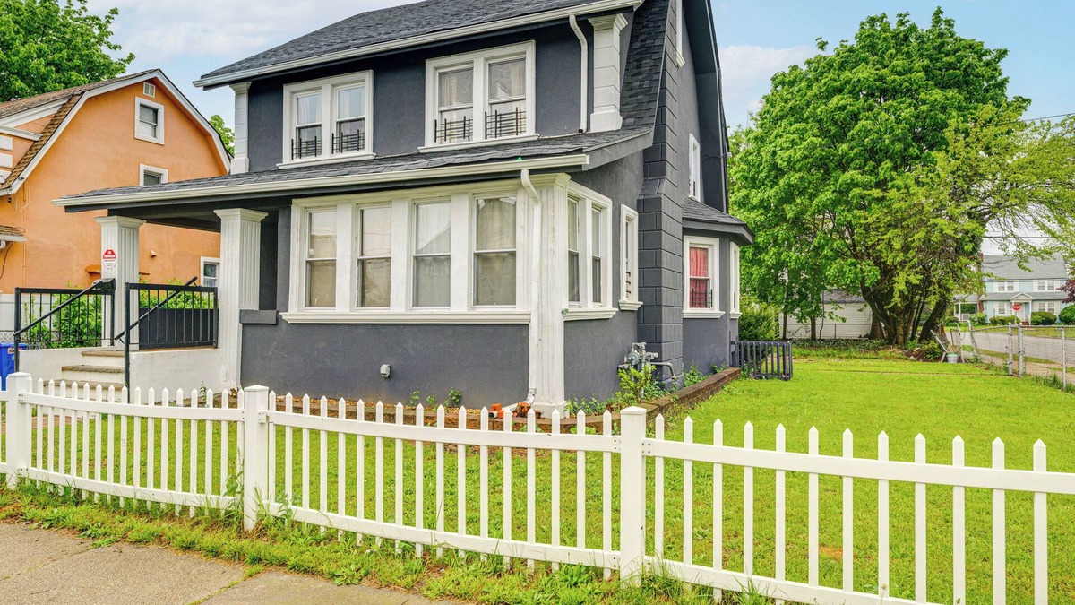 Hempstead House | 3 Mi to Nassau Coliseum: Spacious Hempstead Home!