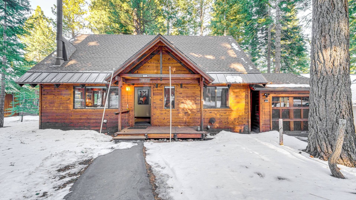 Truckee Cottage | 3 Mi to Skiing: Retreat w/Deck in Tahoe Donner!
