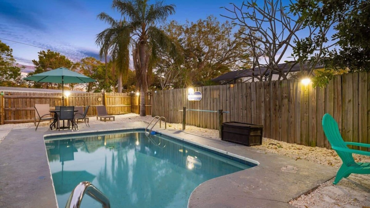 Ozona House | 3 miles to Honeymoon Island~ Firepit & Pool