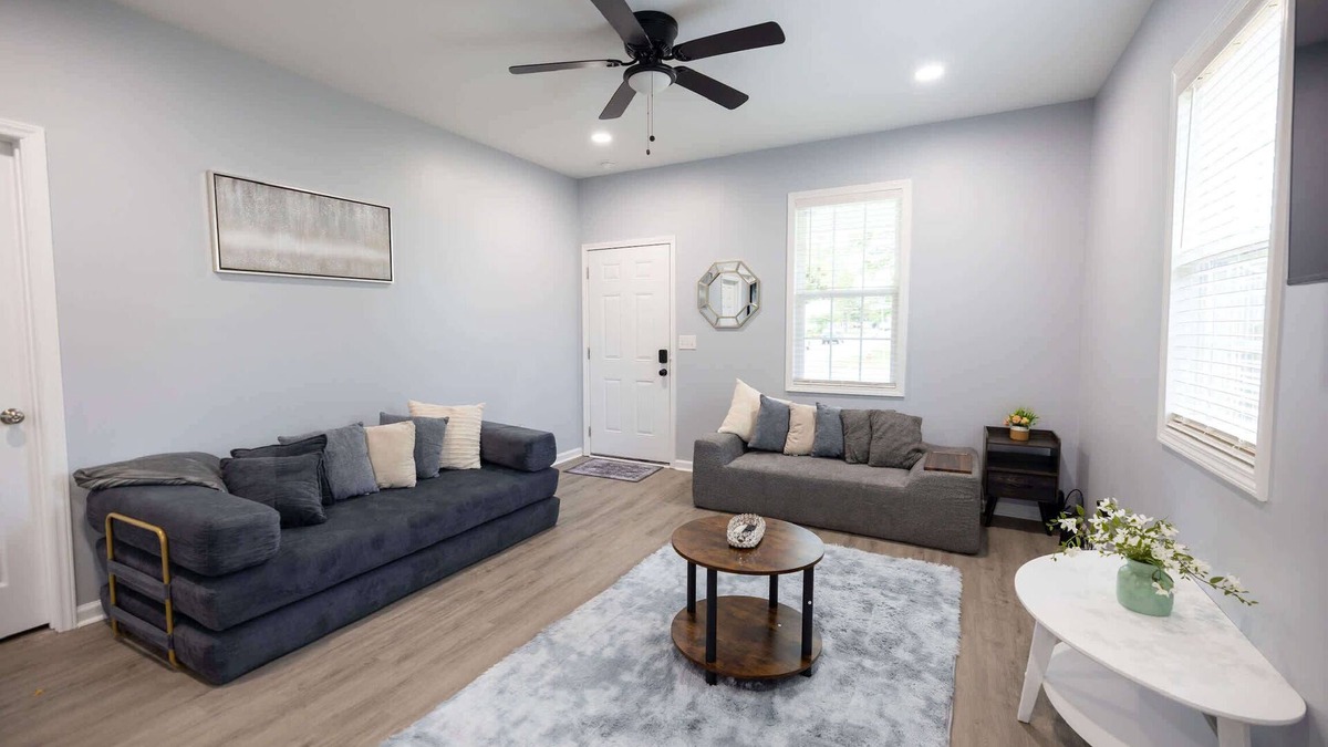 Burlington House | 3 Min to Downtown - 10 Min to Elon - Smart TVs