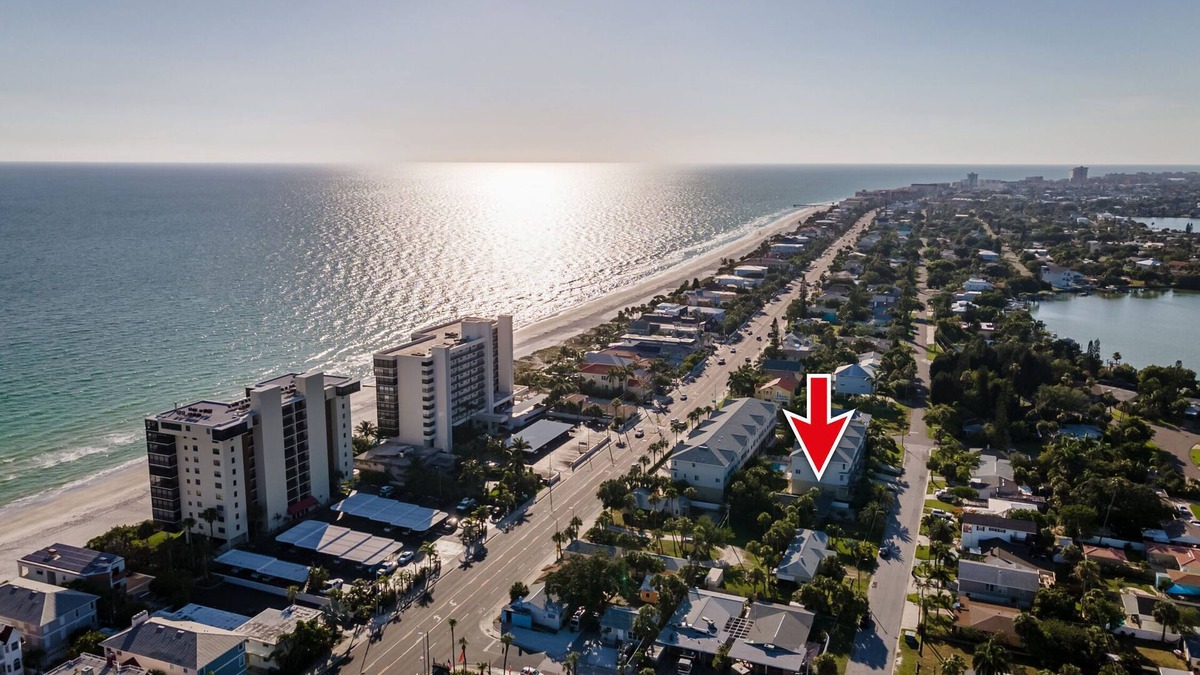 Redington Beach House | 3 Minute Walk to Beach! Sleeps up to 9- Gorgeous Beach Home