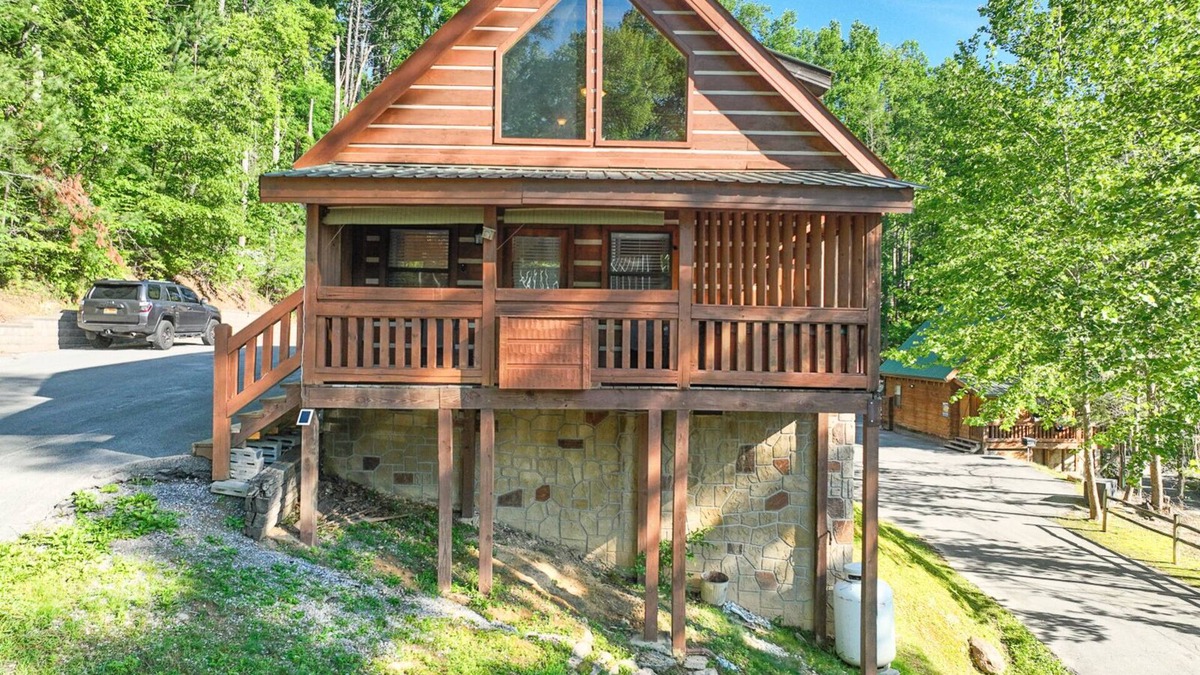 Gatlinburg Cabin | 3 Minutes From Parkway and Smoky Mountain National Park Entrance