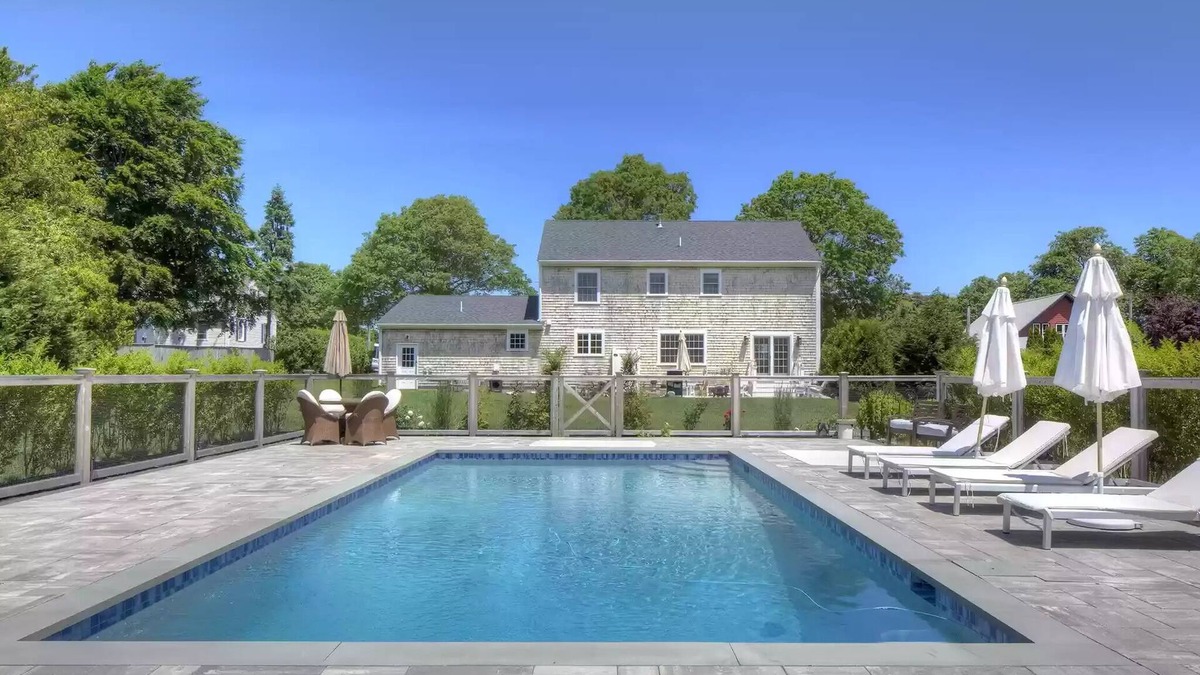 Middletown House | 3 minutes to beach, 10 minutes to Downtown Newport, heated pool and central air