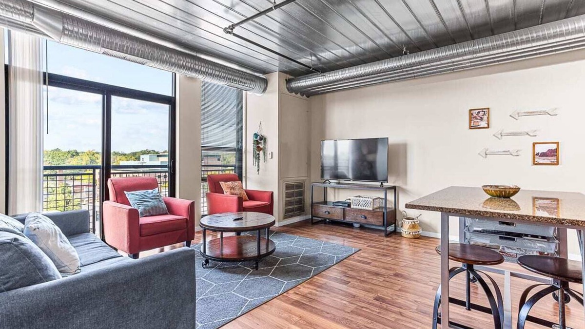 Old West Side Apartment | 3 Modern 2BR Apts Near Kerrytown w Parking & Gym